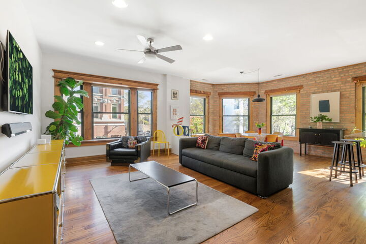 Property Photo: 1803 W Huron Street 2 IL 60622