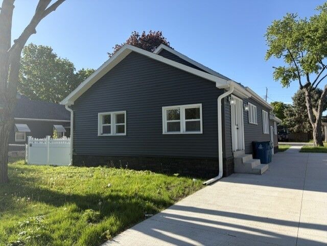 Property Photo:  425 W Cleveland Street  IL 61362 