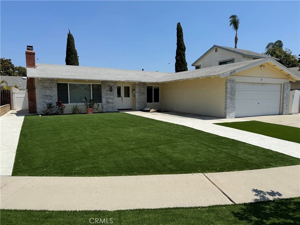 Property Photo:  1010 S Barnett Street  CA 92805 
