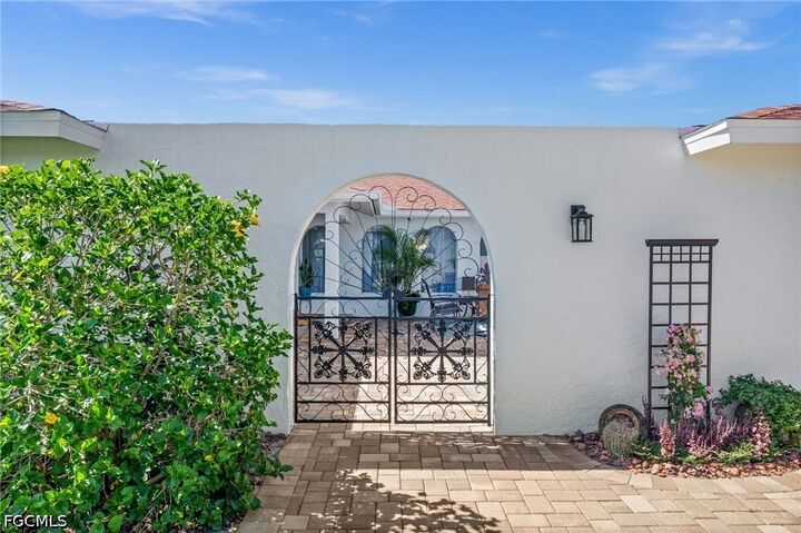 Property Photo:  1432 Venetian Court  FL 33904 