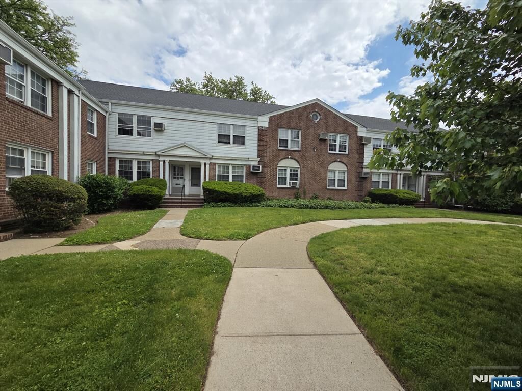 Property Photo:  18A Elmwood Court 18A  NJ 07407 