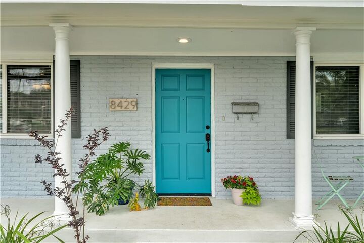 Property Photo:  8429 S Claiborne Avenue  LA 70118 
