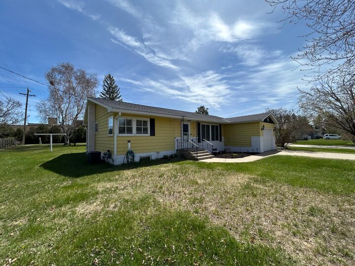 Property Photo:  612 Front Avenue  MN 56470 