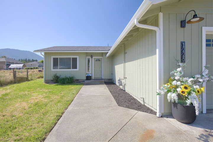 Property Photo:  1225 SE Grandview Avenue  OR 97527 