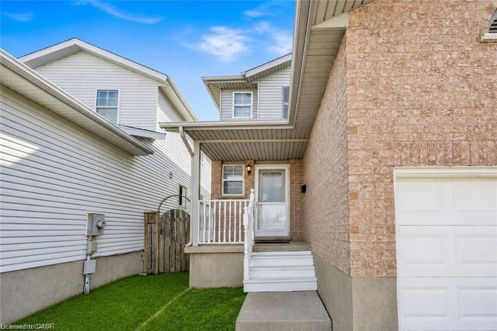 Property Photo:  425 Erinbrook Drive  ON N2E 3S4 