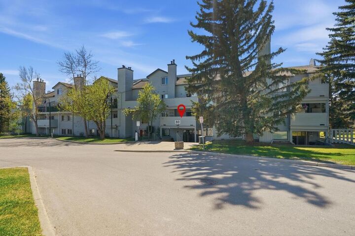 Property Photo: 80 Glamis Drive SW 3204 AB T3A 6T7