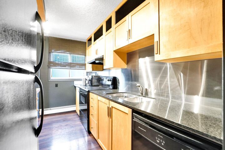 Property Photo: 823 19 Avenue SW 405 AB T2T 0H6