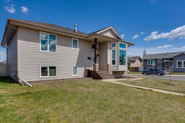 Property Photo:  4 Harrison Road  AB T4S 1T4 