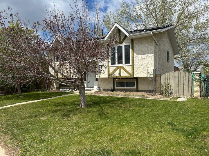 44 Wildrose Crescent W — photo 1