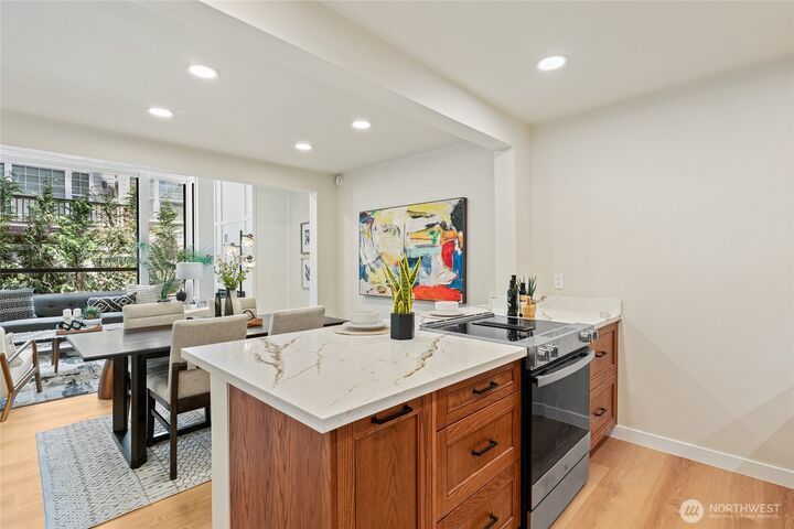 Property Photo:  1400  Bellevue Way SE 1  WA 98004 