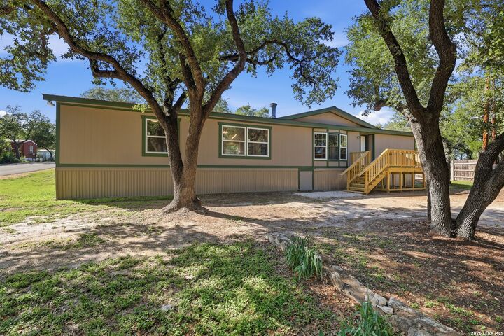 Property Photo:  507 Forest Hill St  TX 78133 