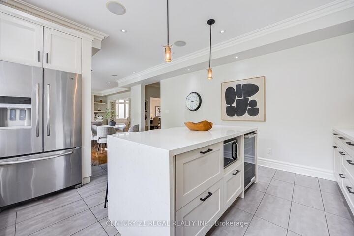 Photo de la propriété:  38 Mattice Road  ON M9A 1E6 