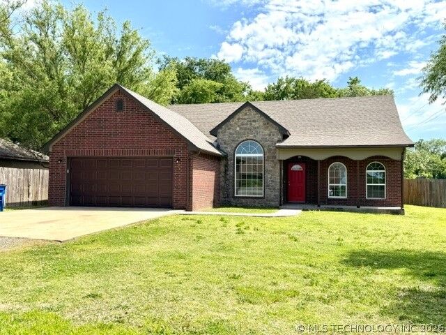Property Photo:  1502 NE 2nd Street  OK 74467 