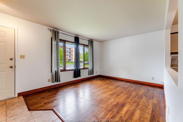 Property Photo: 11 Elizabeth Crescent ON N8H 4P7