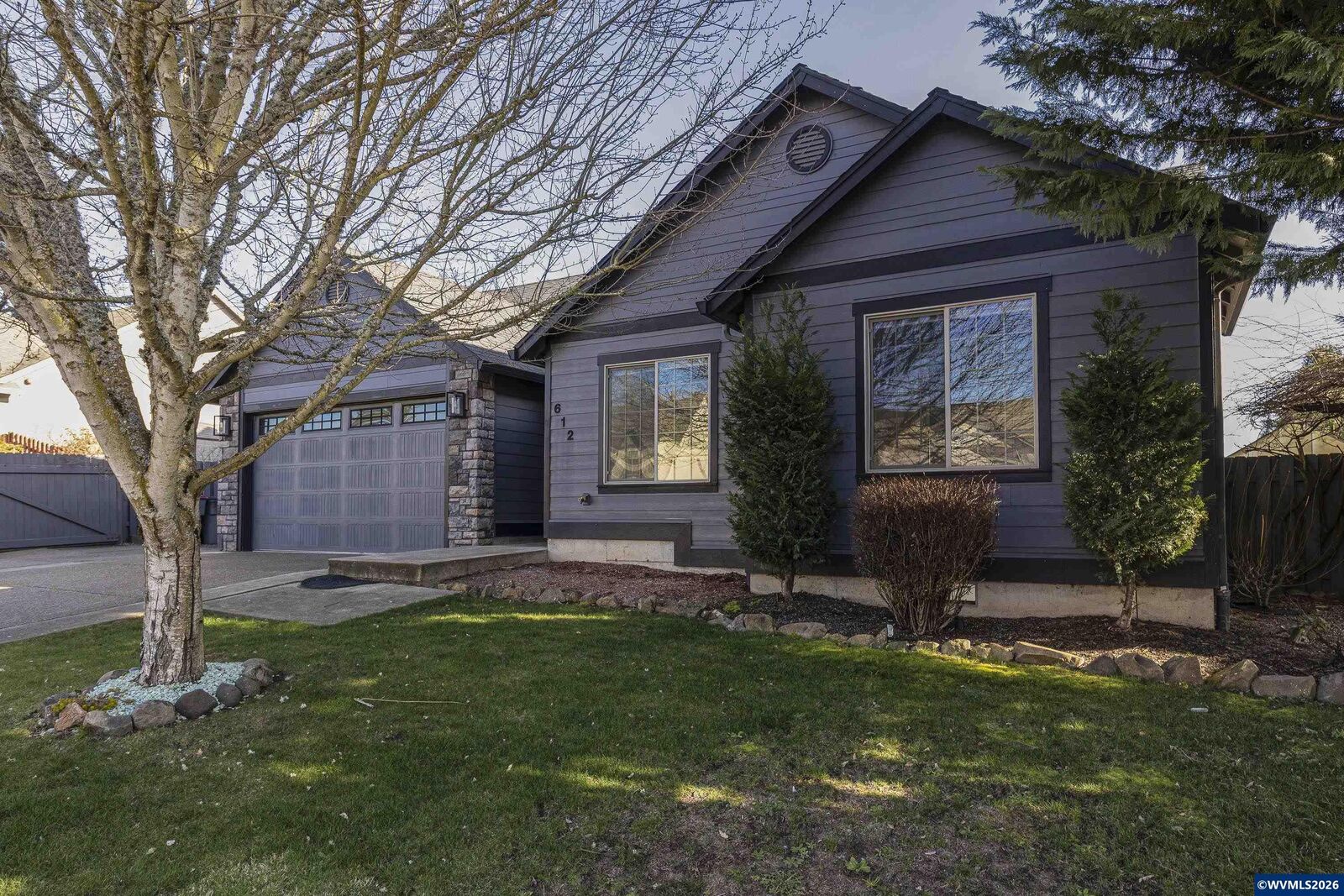 Property Photo:  612 N 6th St  OR 97111 