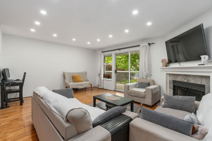 Photo de la propriété: 13981 70 Avenue 3 BC V3W 0J8