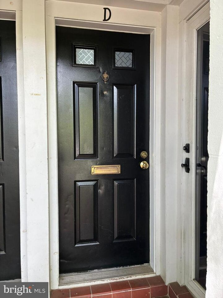 Property Photo: 2812 S Wakefield Street D VA 22206