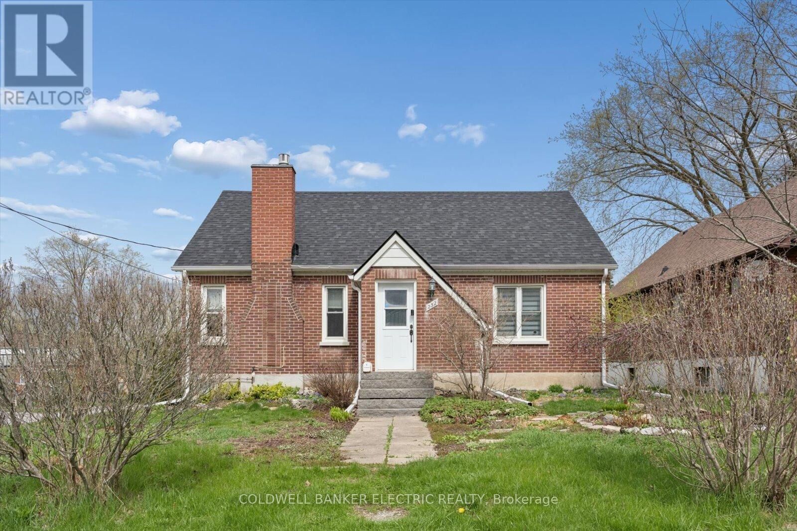 Property Photo:  252 Aberdeen Avenue  ON K9H 4W9 