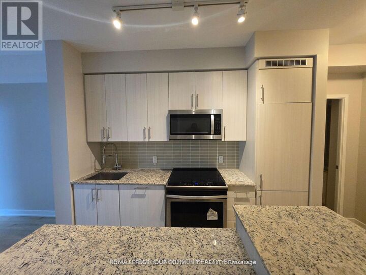 Property Photo:  4055 Parkside Village Drive 2016  ON L5B 0K8 