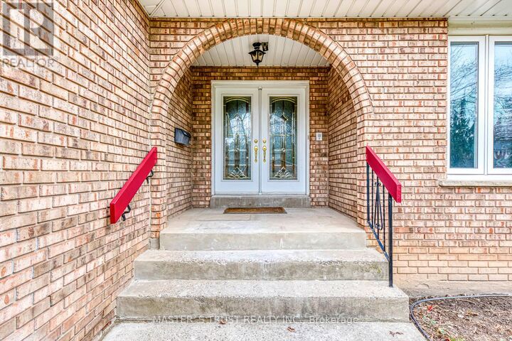 Property Photo:  2591 Robin Drive  ON L5K 2G2 
