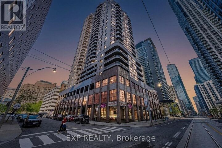 Property Photo:  736 Bay Street 1811  ON M5G 2M4 