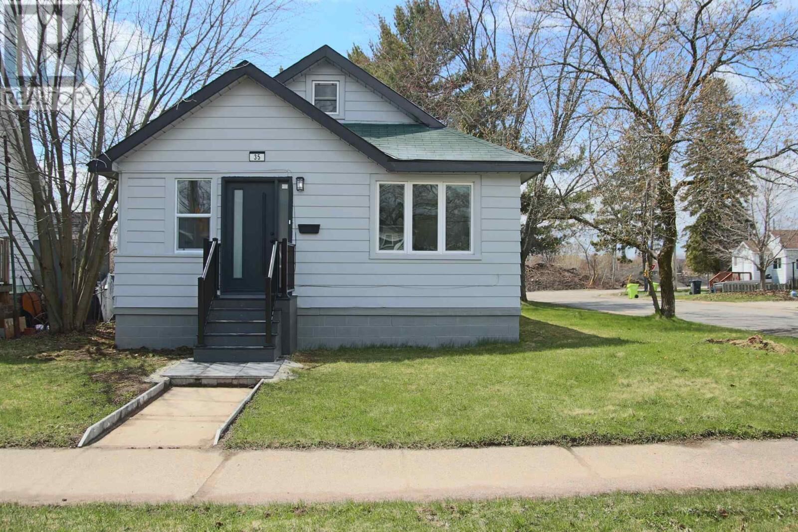 Property Photo:  35 Walnut St  ON P6B 2E3 