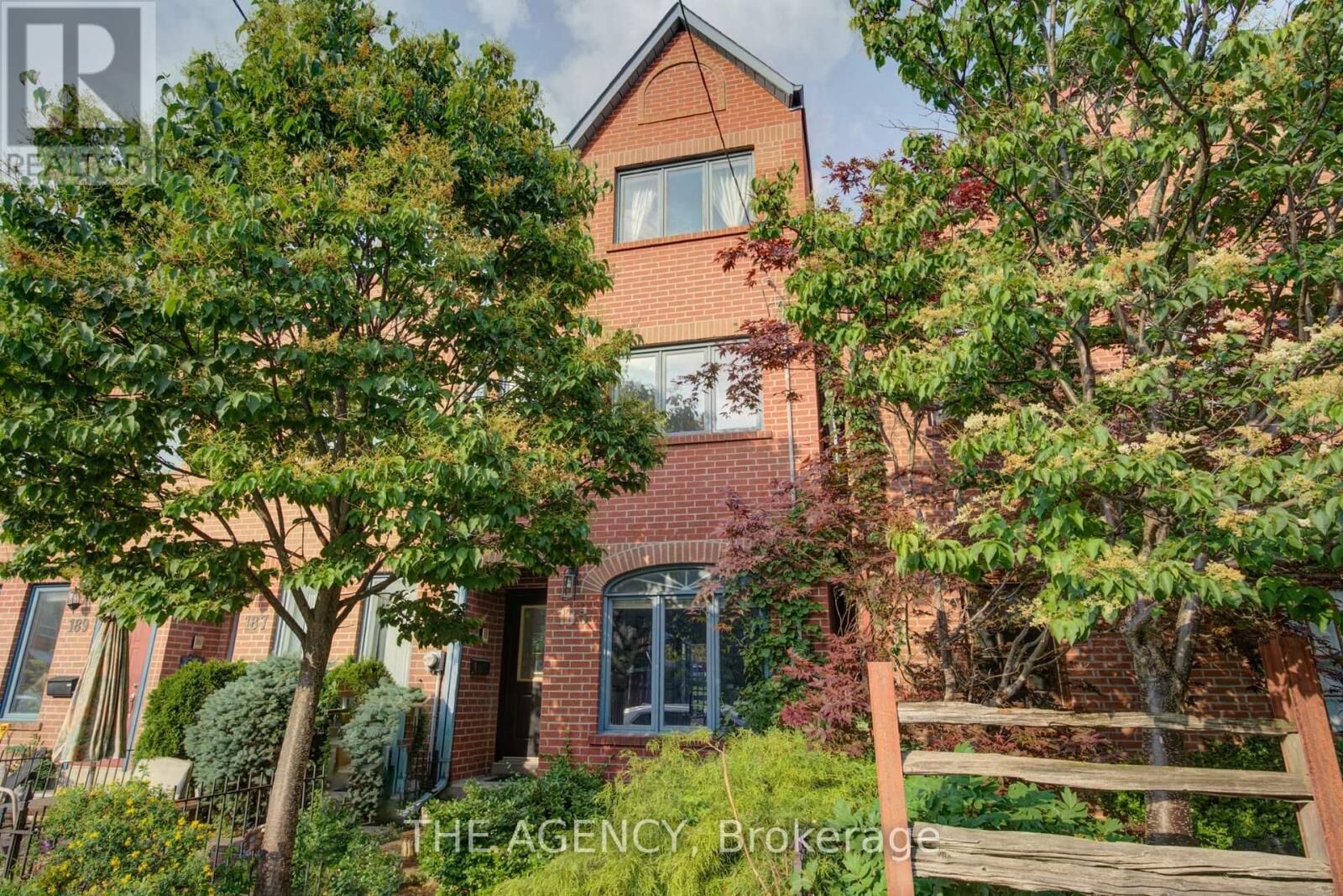 Property Photo:  185 Lippincott Street  ON M5S 2P3 