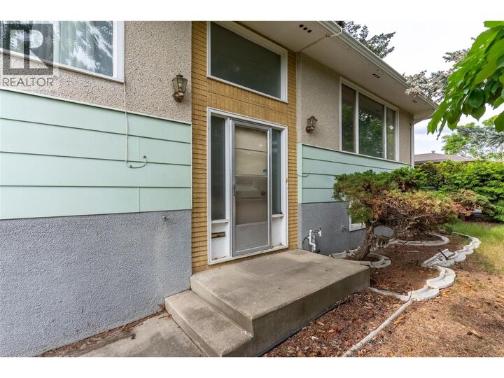 Property Photo: 864 Shelan Place BC V2B 5T4