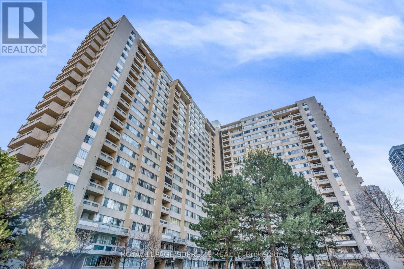 Property Photo:  3590 Kaneff Crescent 1907  ON L5A 3X3 
