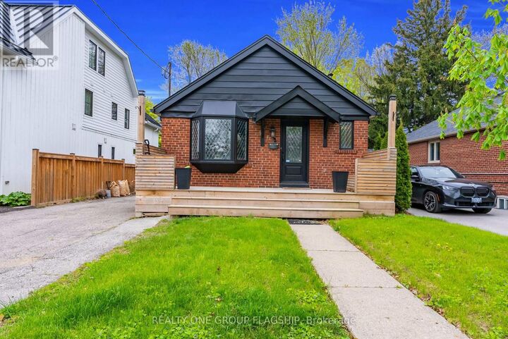 Property Photo:  19 Yorkview Drive  ON M8Z 2G1 