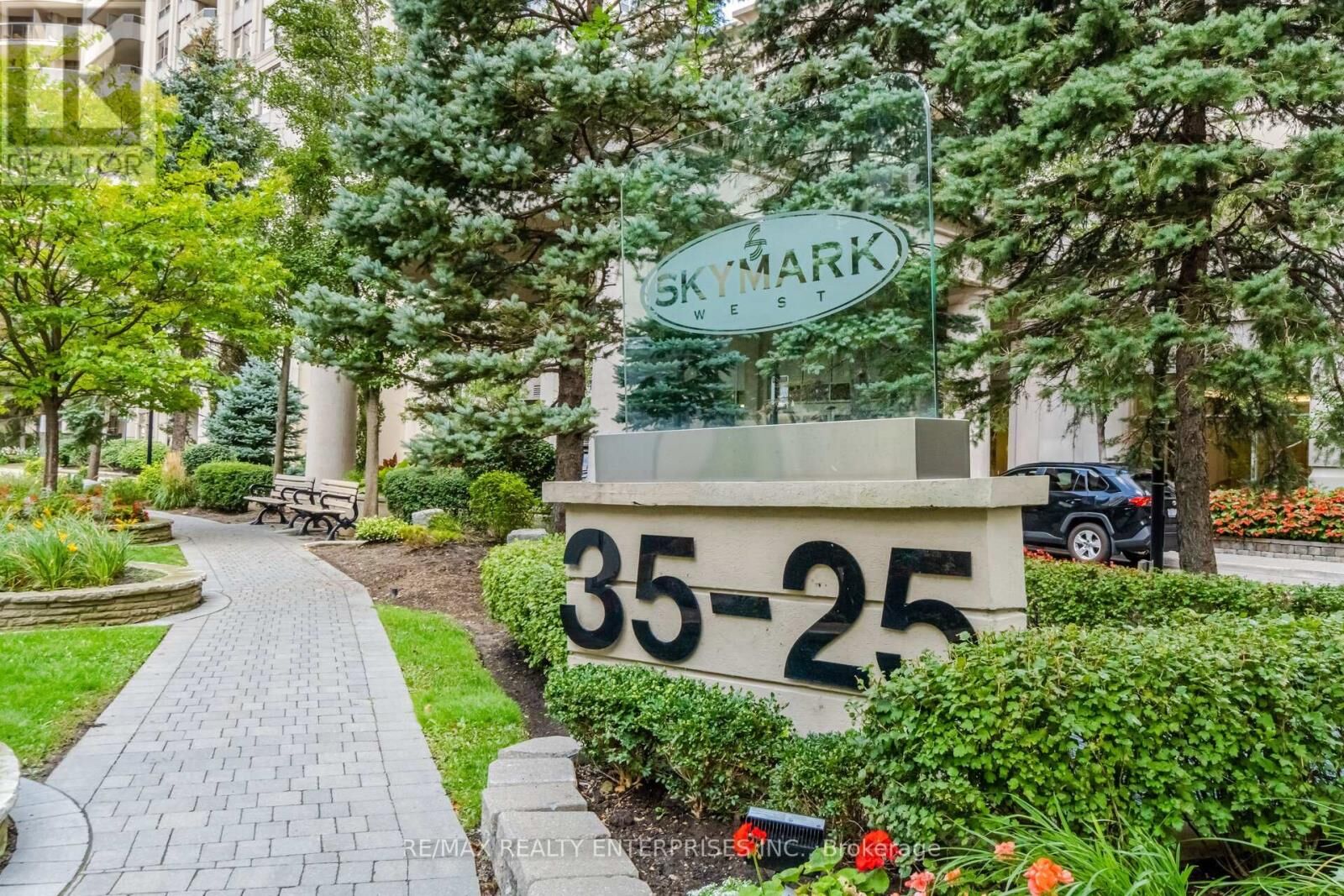 Property Photo: 35 Kingsbridge Garden Circle 3301 ON L5R 3Z5