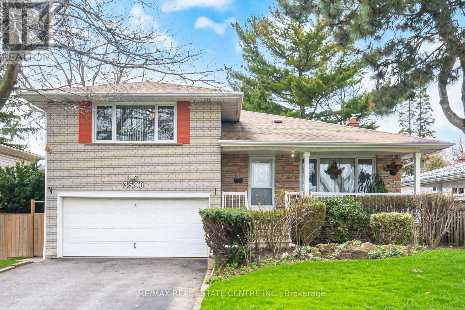Property Photo:  3590 Fieldgate Drive  ON L4X 2J7 