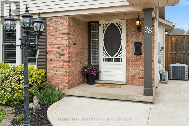 Property Photo:  28 Fox Trail Drive  ON L2S 3T7 