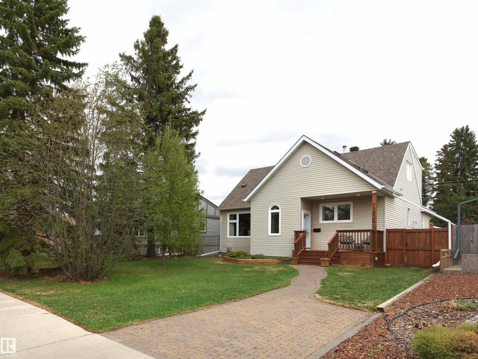 Property Photo:  11635 72 Avenue NW  AB T6G 0B9 