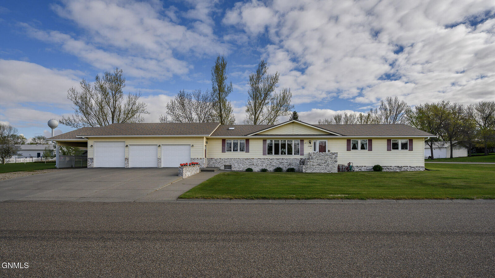 Property Photo:  1140 Chestnut Drive  ND 58577 