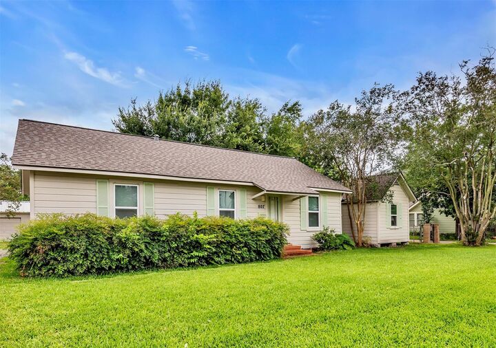 Property Photo:  807 Fisher Street  TX 77018 