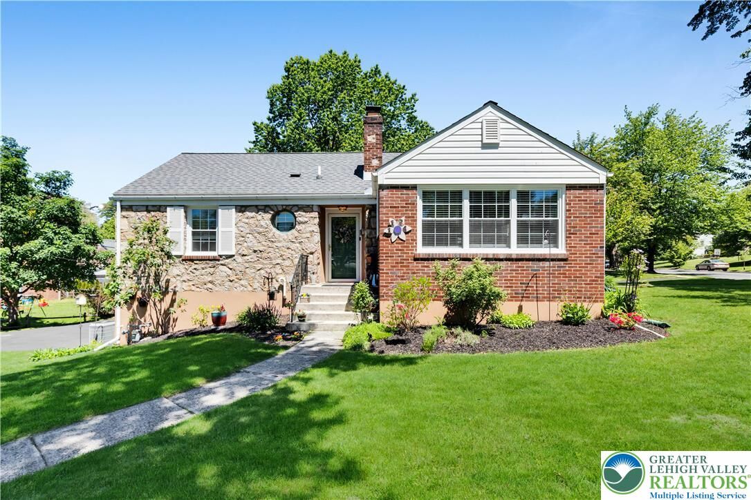 Property Photo:  1124 Beverly Avenue  PA 18018 