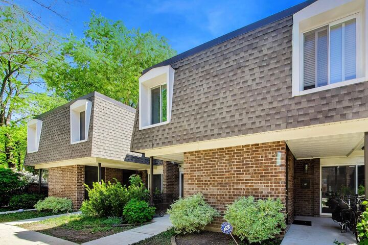 Property Photo: 1623 W Belle Plaine Avenue IL 60613