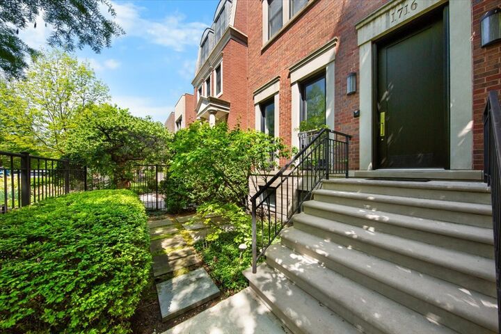 Property Photo:  1716 W Wolfram Street  IL 60657 