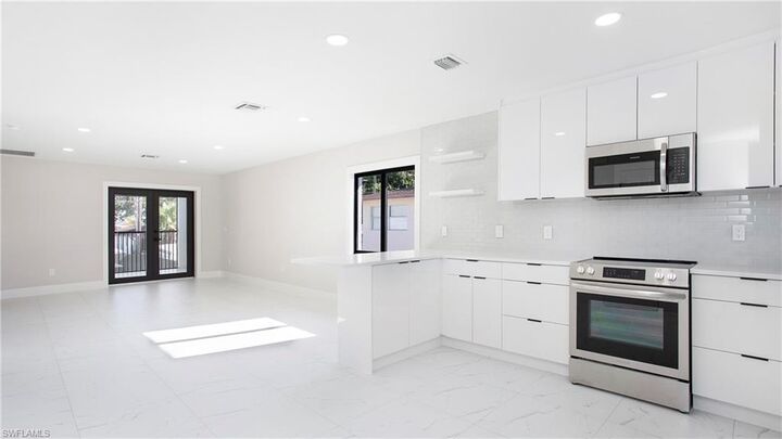 Property Photo: 9002-9002 Somerset (Unit 2) Ln 9002 FL 34135