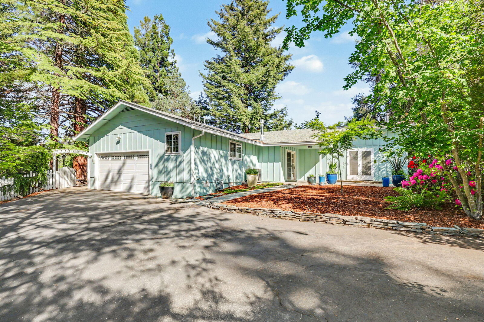Property Photo: 880 S Oregon Street OR 97530