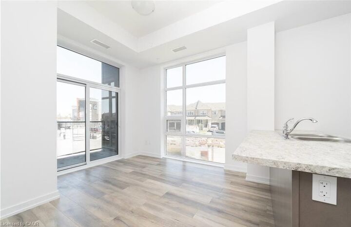 Property Photo:  470 Dundas Street E 110  ON L8B 2A6 