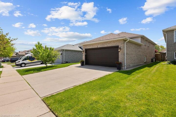 Property Photo:  19 Brewster Way  ON N3T 6N2 