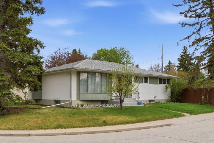 Property Photo:  6004 Lloyd Crescent SW  AB T3E 5V7 