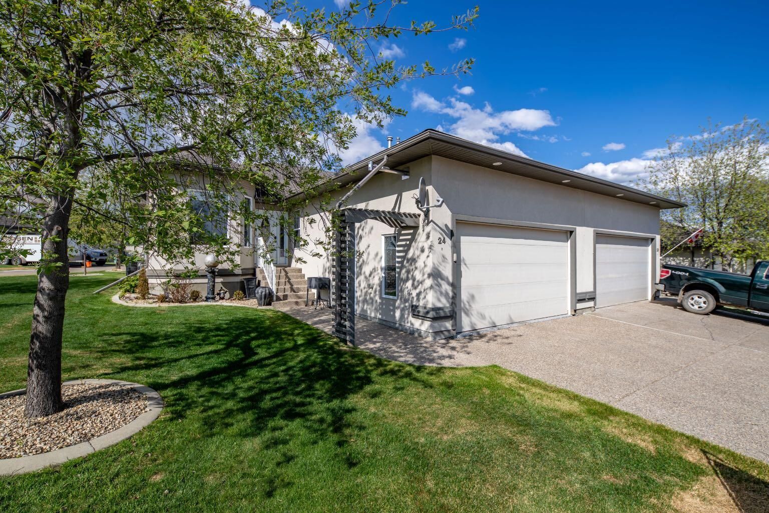 Property Photo:  8910 122 Avenue 24  AB T8X 1P8 