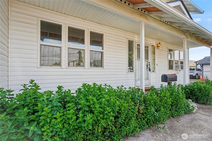Property Photo: 314 Factory Avenue N WA 98057