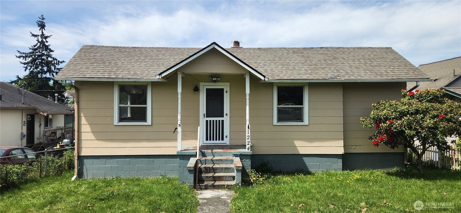 Property Photo:  1224  Maple Street  WA 98201 