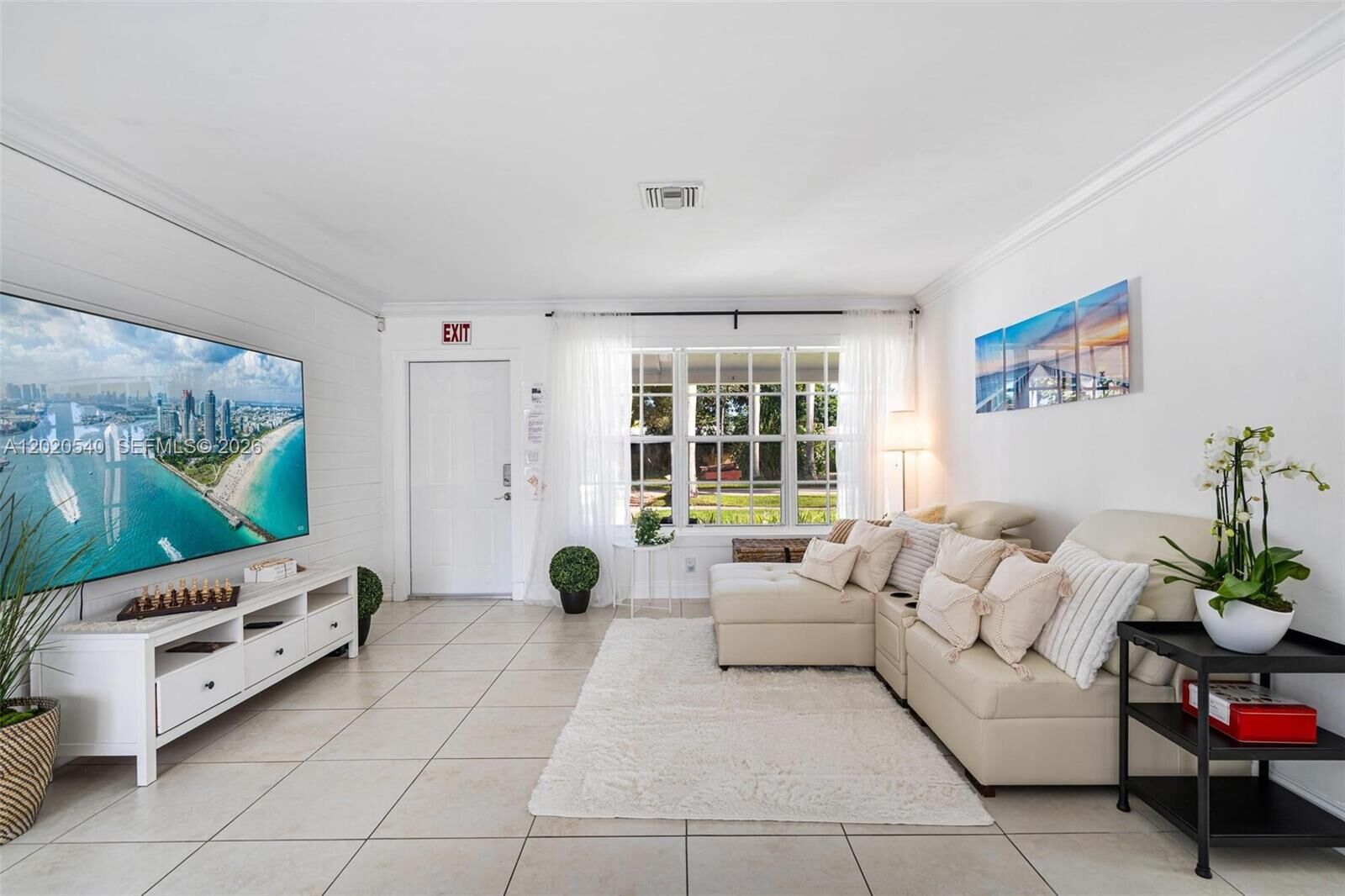 Property Photo: 1012 N 13th Ter FL 33019