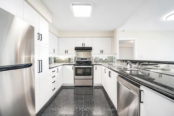 Property Photo: 23 Lorraine Drive 2105 ON M2N 6Z6