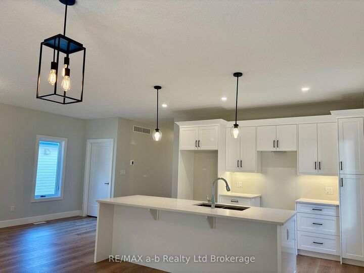 Property Photo: 41 Cash Crescent ON N5C 0E2